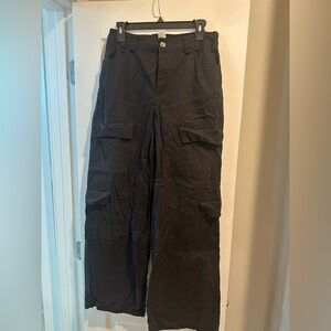 Size 28 black Cargo pants not stretchy